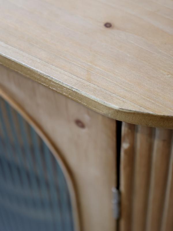 Byr sknk sidobord med rfflade glasdrrar tr natur H85/L90/W40 cm , hemmetshjarta.se